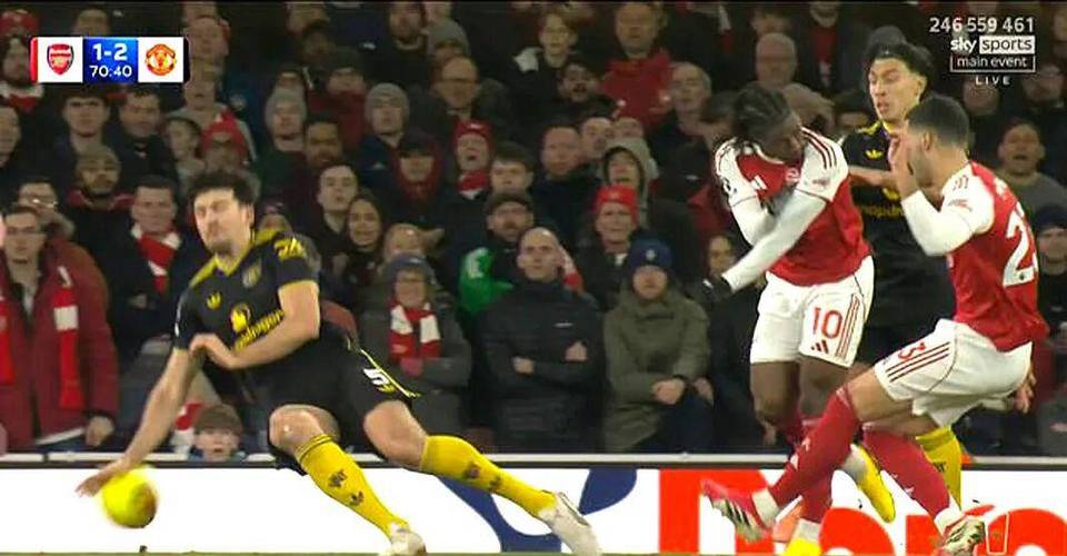 梅里诺射门马奎尔手球，但VAR没介入主裁没表示