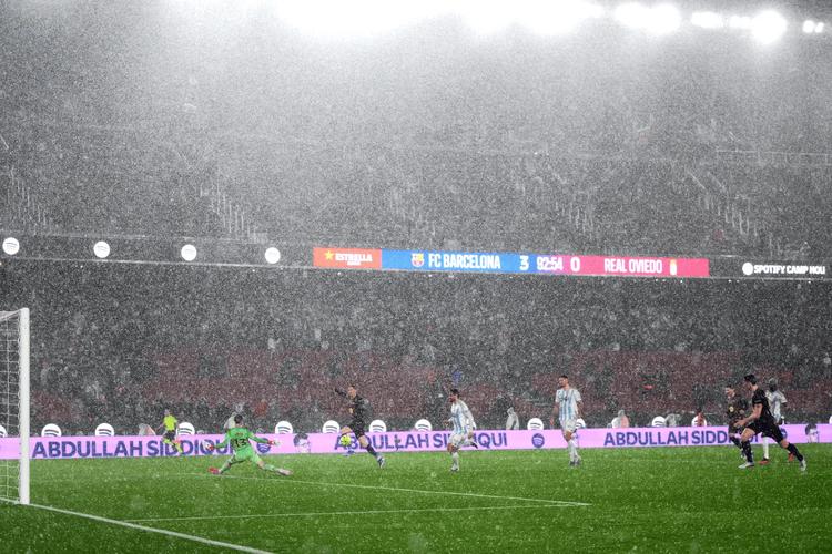 比赛时天降大雨，诺坎普球场漏水&球迷纷纷躲避避免被淋湿