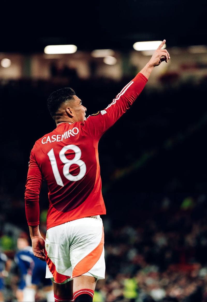 赢下阿森纳后，曼联球迷赛季末离队的卡塞米罗高唱赞歌