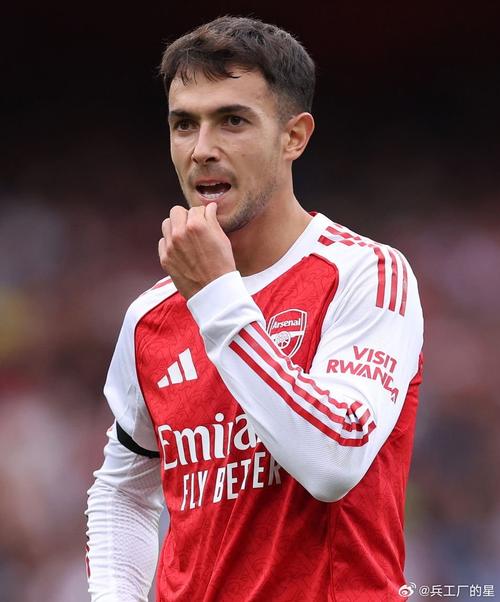 怎么回事？苏比门迪回传球出现失误，送姆伯莫轻松得分