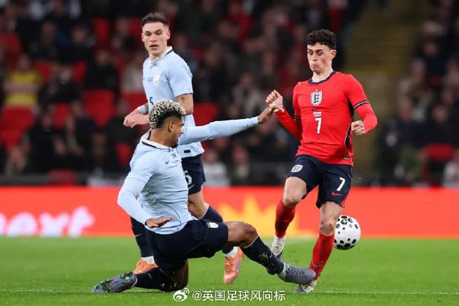 英格兰vs乌拉圭友谊赛中阿劳霍飞铲福登，图赫尔看到后气炸插图